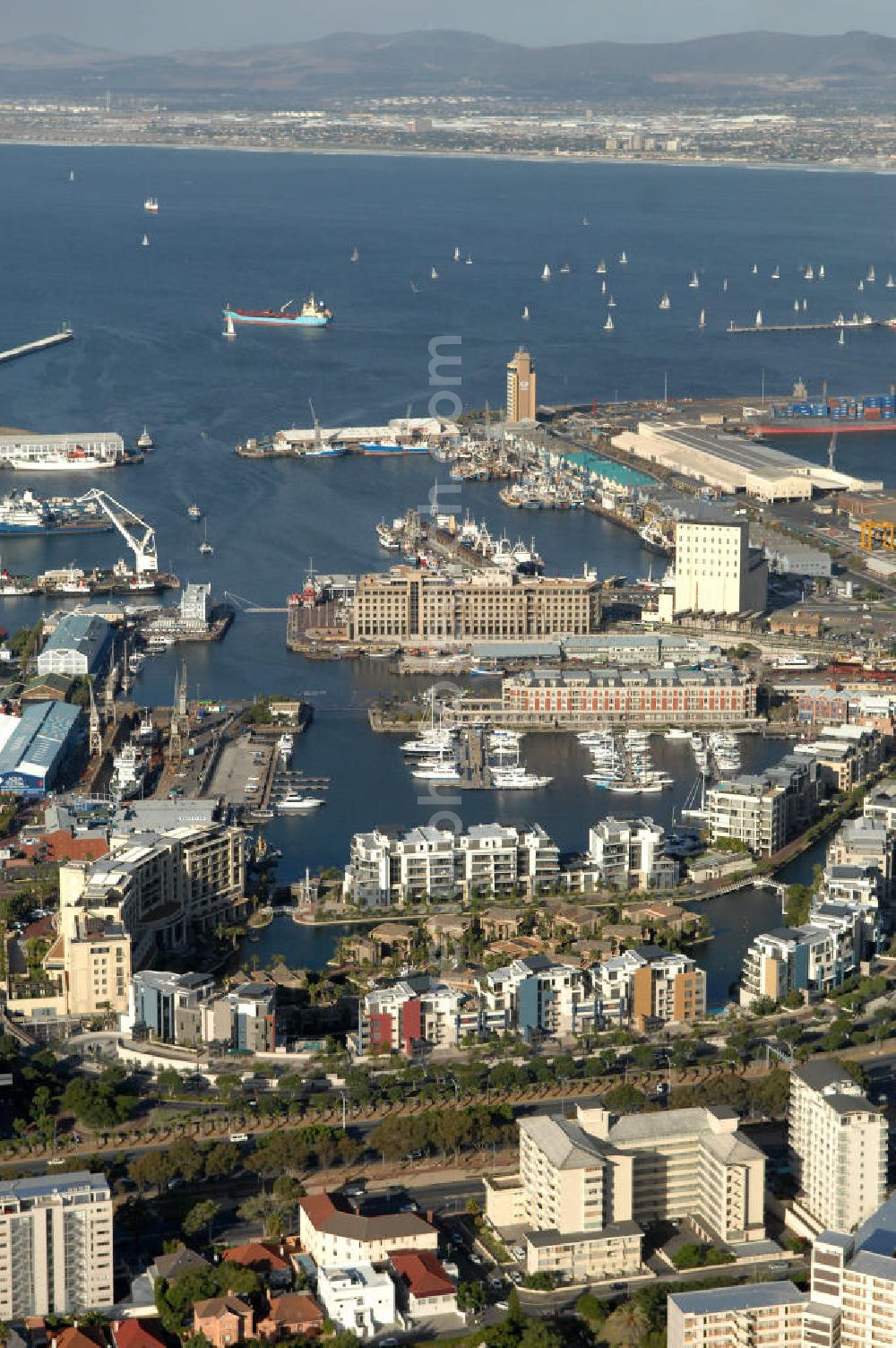 Kapstadt / Cap Town from the bird's eye view: Blick auf das One & Only Hotel Ressort an der neu gebauten Dock Road in Cape Town.