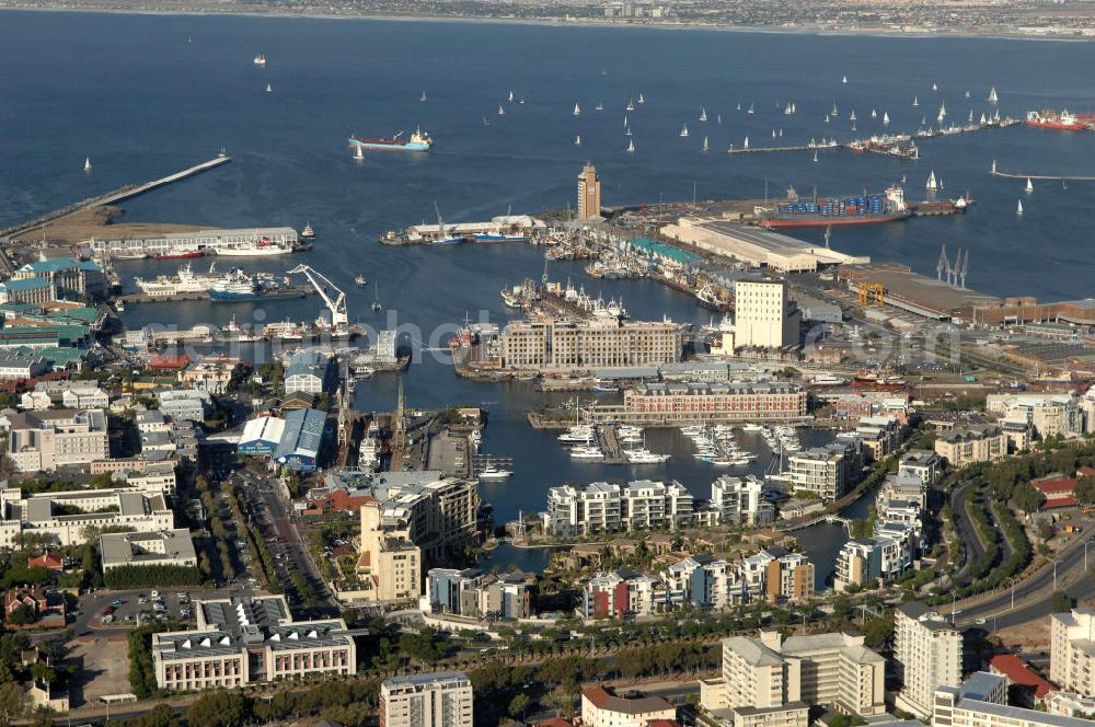 Kapstadt / Cap Town from above - Blick auf das One & Only Hotel Ressort an der neu gebauten Dock Road in Cape Town.