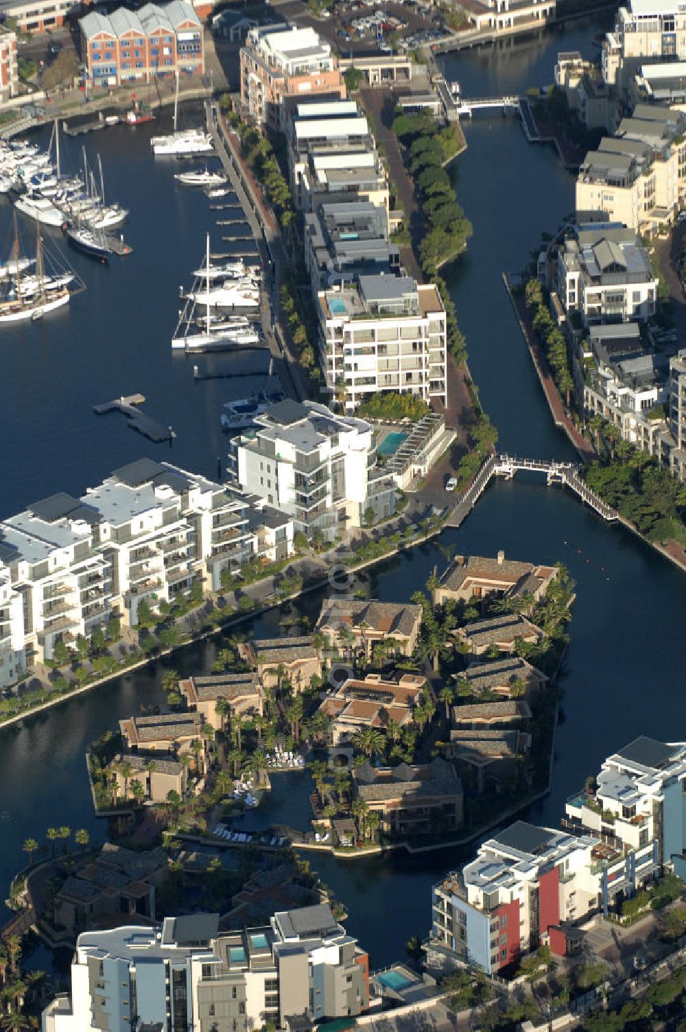 Kapstadt / Cap Town from the bird's eye view: Blick auf das One & Only Hotel Ressort an der neu gebauten Dock Road in Cape Town.