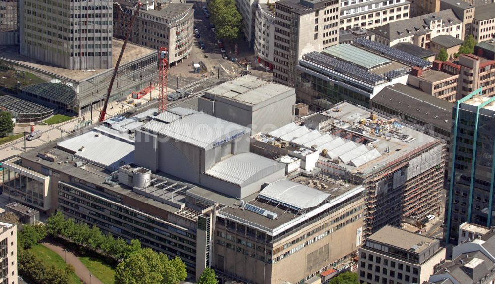 Frankfurt am Main from the bird's eye view: Blick auf Umbau- und Erweiterungsarbeiten an der Oper Frankfurt in der Untermainanlage 11. View of renovation and expansion works at the Frankfurt Opera at Untermainanlage 11.