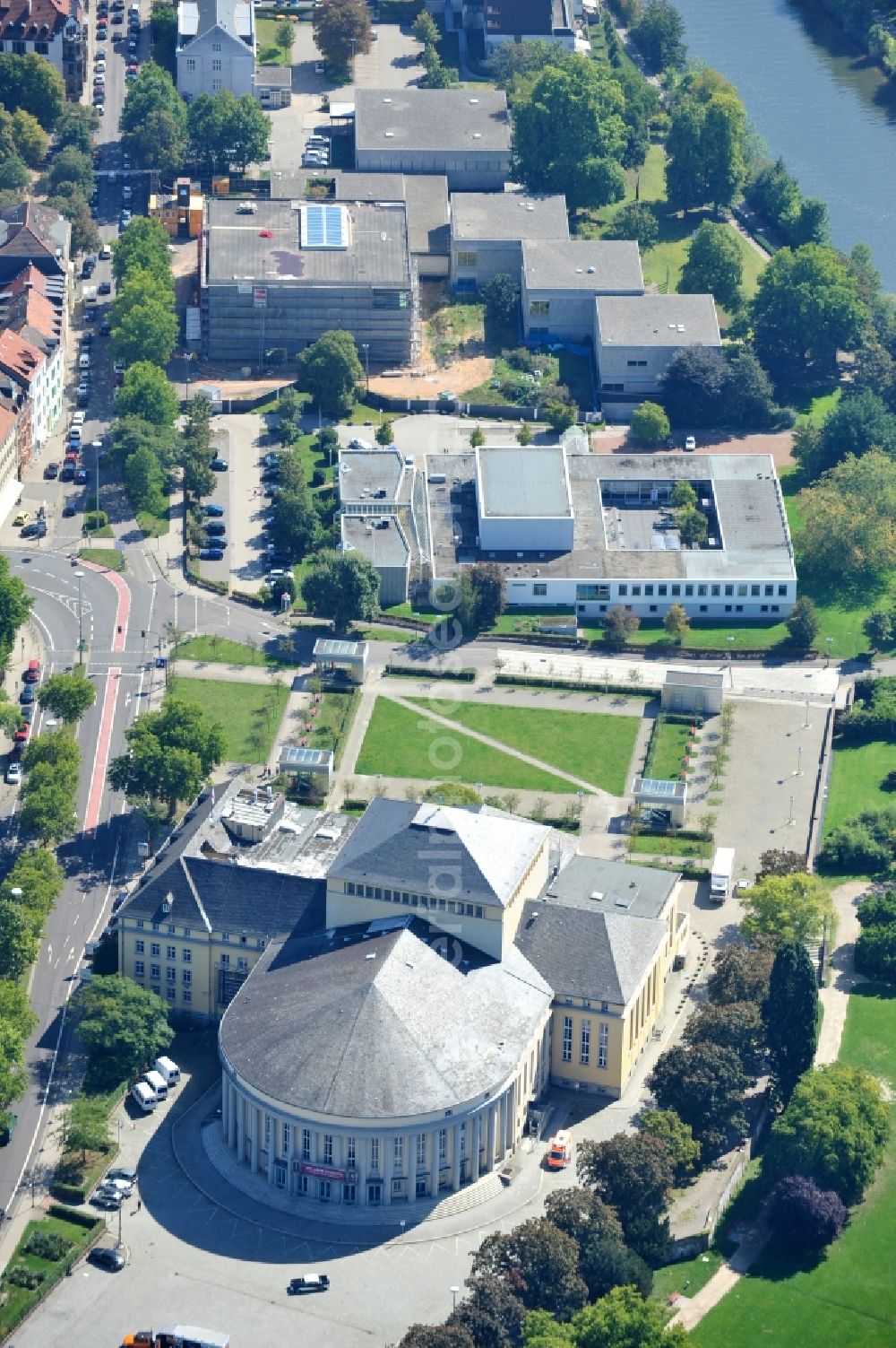 Saarbrücken from the bird's eye view: Opera house Saarlaendisches Staatstheater on place Schillerplatz in the district Sankt Johann in Saarbruecken in the state Saarland, Germany