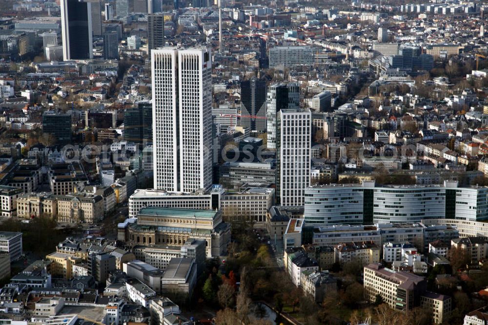 Frankfurt am Main from the bird's eye view: Blick auf das Bankenviertel in der Innenstadt von Frankfurt am Main, mit dem Opernturm im Zentrum. In diesem Bürogebäude befindet sich der Sitz der UBS-Bank. View to the inner city of Frankfurt on the Main, with the Opernturm in the center.