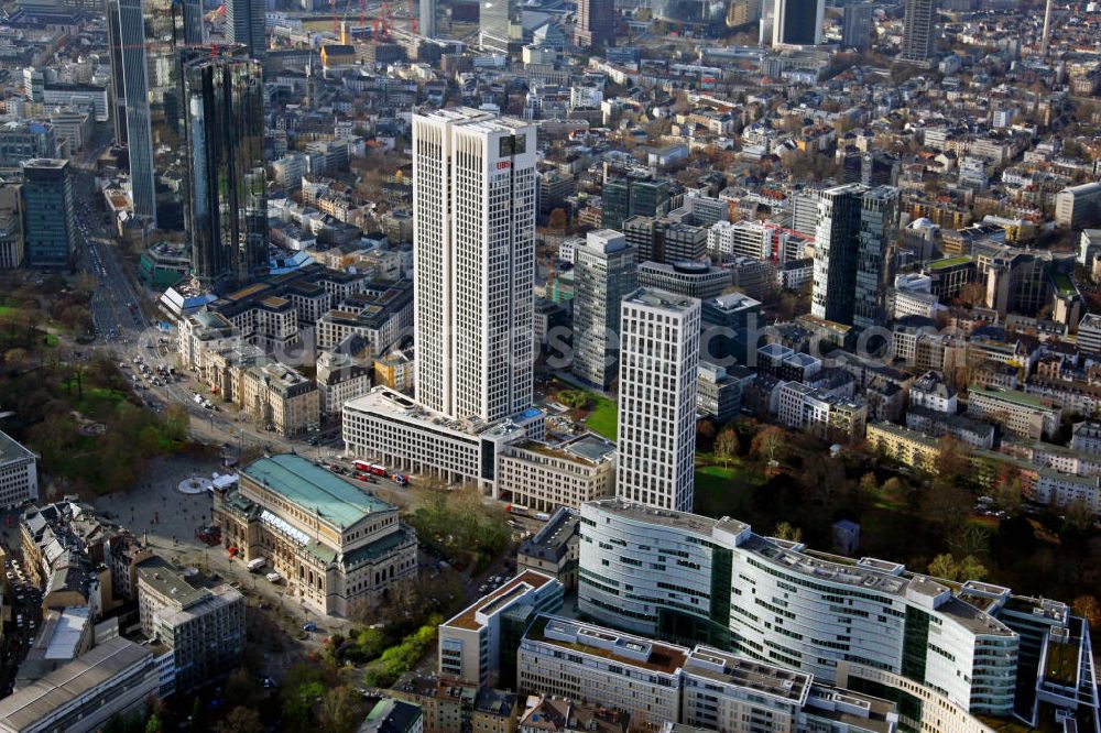 Aerial photograph Frankfurt am Main - Blick auf die 42 Geschosse des neu erbauten Hochhauskomplexes Opern Turm, der der Alten Oper und dem Bürohochhaus Frankfurter Welle zugewandt ist. Hier hat die UBS-Bank ihren Sitz. View to the new highrise building Opern Turm, in the inner city of Frankfurt on the Main.