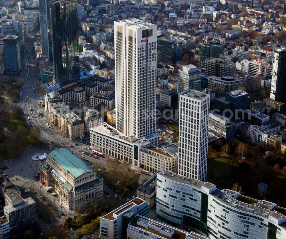 Frankfurt am Main from the bird's eye view: Blick auf die 42 Geschosse des neu erbauten Hochhauskomplexes Opern Turm, der der Alten Oper und dem Bürohochhaus Frankfurter Welle zugewandt ist. Hier hat die UBS-Bank ihren Sitz. View to the new highrise building Opern Turm, in the inner city of Frankfurt on the Main.