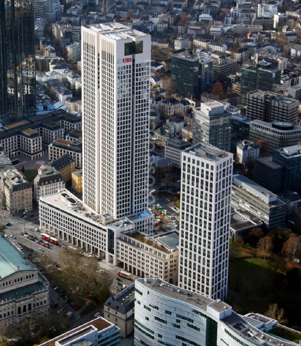 Aerial image Frankfurt am Main - Blick auf die 42 Geschosse des neu erbauten Hochhauskomplexes Opern Turm, der der Alten Oper und dem Bürohochhaus Frankfurter Welle zugewandt ist. Hier hat die UBS-Bank ihren Sitz. View to the new highrise building Opern Turm, in the inner city of Frankfurt on the Main.