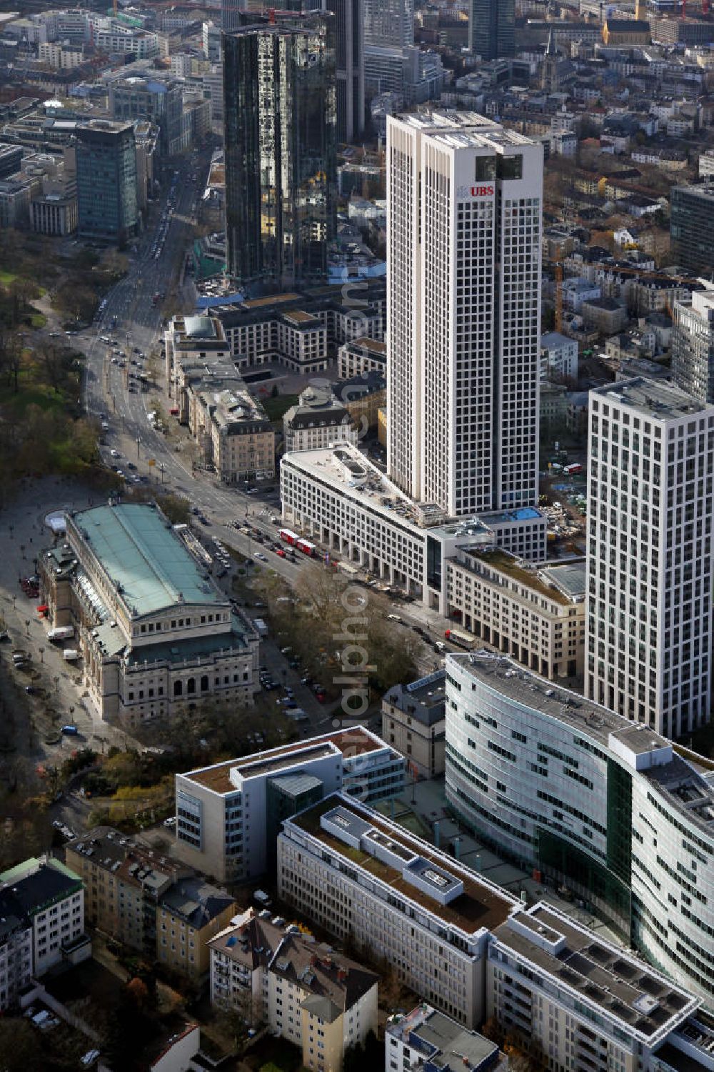 Aerial photograph Frankfurt am Main - Blick auf die 42 Geschosse des neu erbauten Hochhauskomplexes Opern Turm, der der Alten Oper und dem Bürohochhaus Frankfurter Welle zugewandt ist. Hier hat die UBS-Bank ihren Sitz. View to the new highrise building Opern Turm, in the inner city of Frankfurt on the Main.