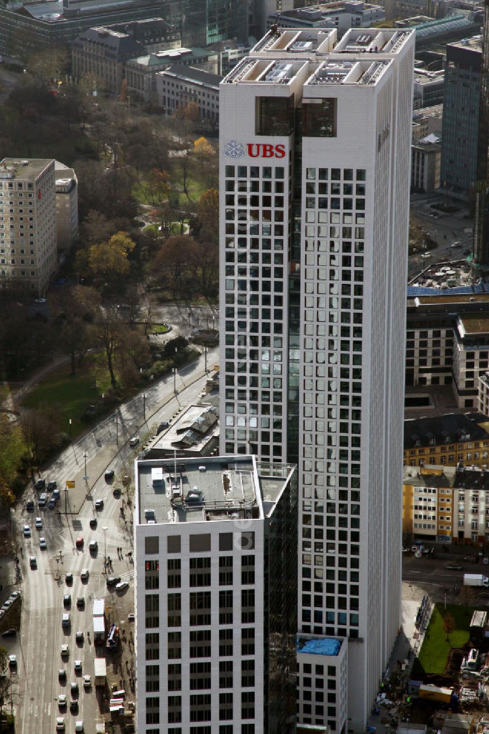 Frankfurt am Main from the bird's eye view: Blick auf die 42 Geschosse des neu erbauten Hochhauskomplexes Opern Turm, der der Alten Oper und dem Bürohochhaus Frankfurter Welle zugewandt ist. Hier hat die UBS-Bank ihren Sitz. View to the new highrise building Opern Turm, in the inner city of Frankfurt on the Main.