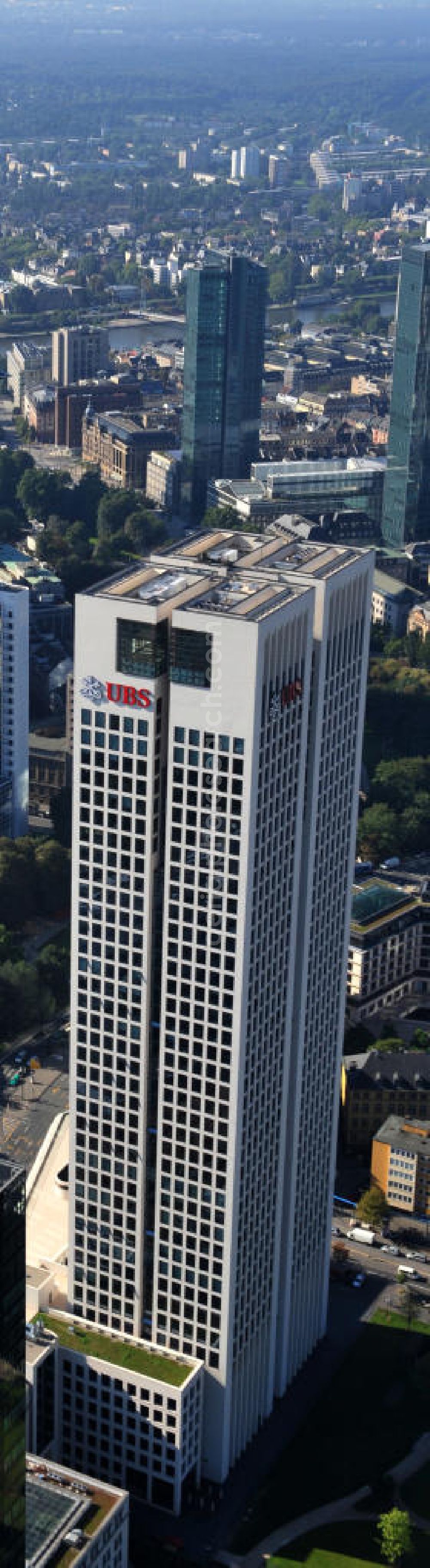 Aerial photograph Frankfurt am Main - Der Opernturm in Frankfurt am Main in Hessen. Er ist nach der sich gegenüber befindenden Alten Oper benannt. In dem Gebäude befinden sich die Deutschlandzentrale der UBS Bank. Büroräume werden ebenfalls vermietet. Das Gebäude wurde als LEED-Gold ( Leadership in Energy and Enviromental Design) zertifiziert. Dieses Zertifikat steht für umweltfreundliches, ressourcenschonendes und nachhaltiges Bauen. The Opernturm in Frankfurt / Main in Hesse accomodates the German headquaters of the UBS bank. The building was certificated as LEED-Gold. It means the tower was built enviromentally friendly, resource-efficient and sustainable.