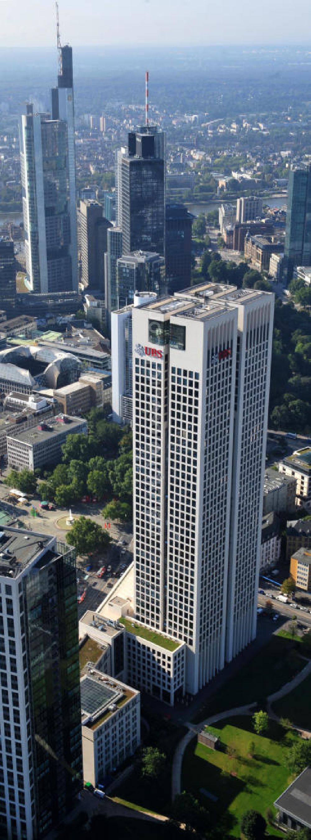 Frankfurt am Main from above - Der Opernturm in Frankfurt am Main in Hessen. Er ist nach der sich gegenüber befindenden Alten Oper benannt. In dem Gebäude befinden sich die Deutschlandzentrale der UBS Bank. Büroräume werden ebenfalls vermietet. Das Gebäude wurde als LEED-Gold ( Leadership in Energy and Enviromental Design) zertifiziert. Dieses Zertifikat steht für umweltfreundliches, ressourcenschonendes und nachhaltiges Bauen. The Opernturm in Frankfurt / Main in Hesse accomodates the German headquaters of the UBS bank. The building was certificated as LEED-Gold. It means the tower was built enviromentally friendly, resource-efficient and sustainable.