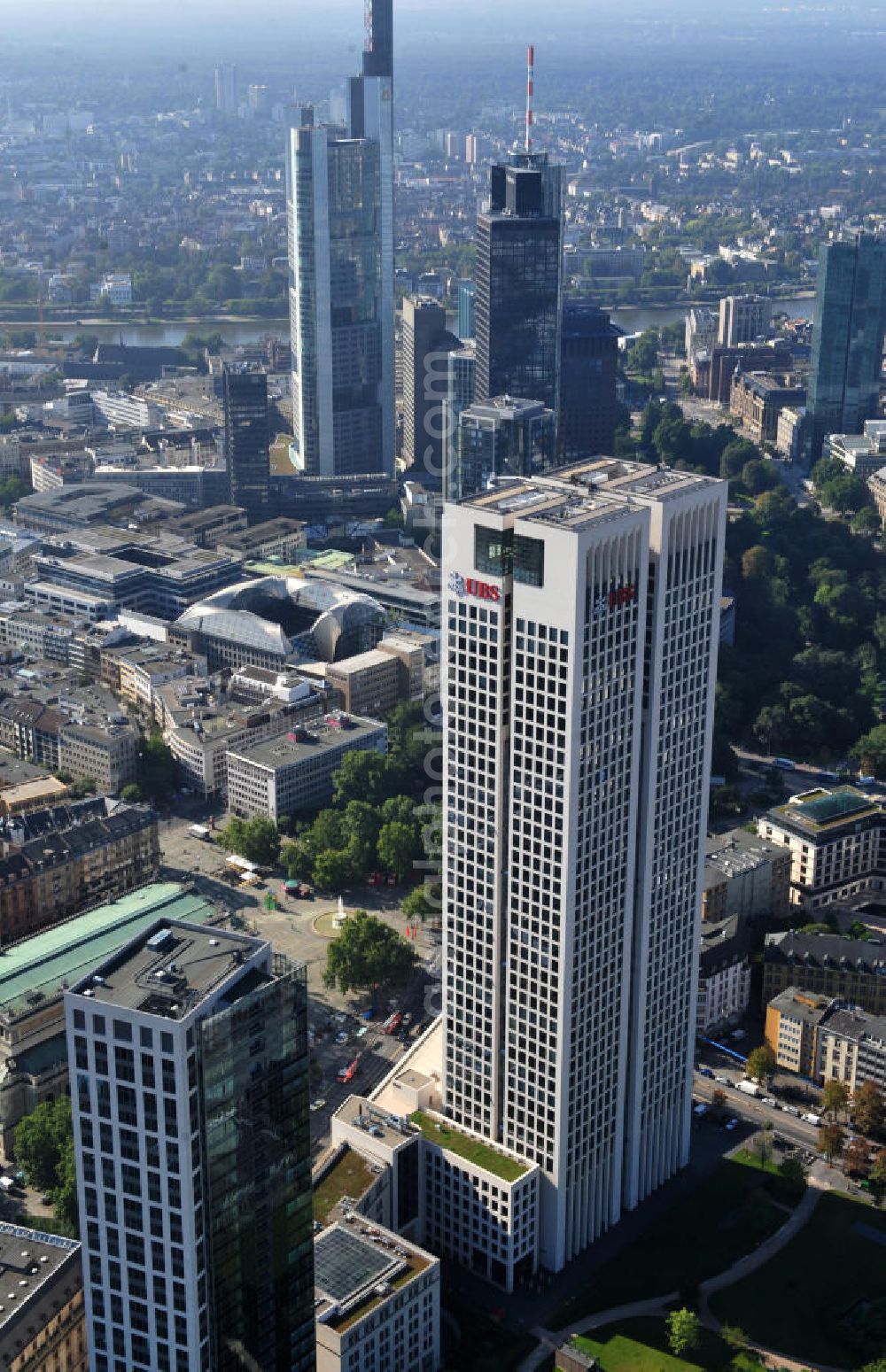 Frankfurt am Main from the bird's eye view: Der Opernturm in Frankfurt am Main in Hessen. Er ist nach der sich gegenüber befindenden Alten Oper benannt. In dem Gebäude befinden sich die Deutschlandzentrale der UBS Bank. Büroräume werden ebenfalls vermietet. Das Gebäude wurde als LEED-Gold ( Leadership in Energy and Enviromental Design) zertifiziert. Dieses Zertifikat steht für umweltfreundliches, ressourcenschonendes und nachhaltiges Bauen. The Opernturm in Frankfurt / Main in Hesse accomodates the German headquaters of the UBS bank. The building was certificated as LEED-Gold. It means the tower was built enviromentally friendly, resource-efficient and sustainable.