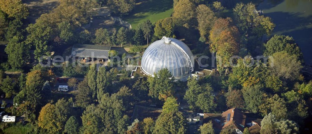 Hamburg from the bird's eye view: Der Tierpark Hagenbeck mit dem Orang-Utan-Haus. Die transparente Kuppel ist 16 m hoch und ist aufschiebbar. The animal park Hagenbeck with the orang-utan house.