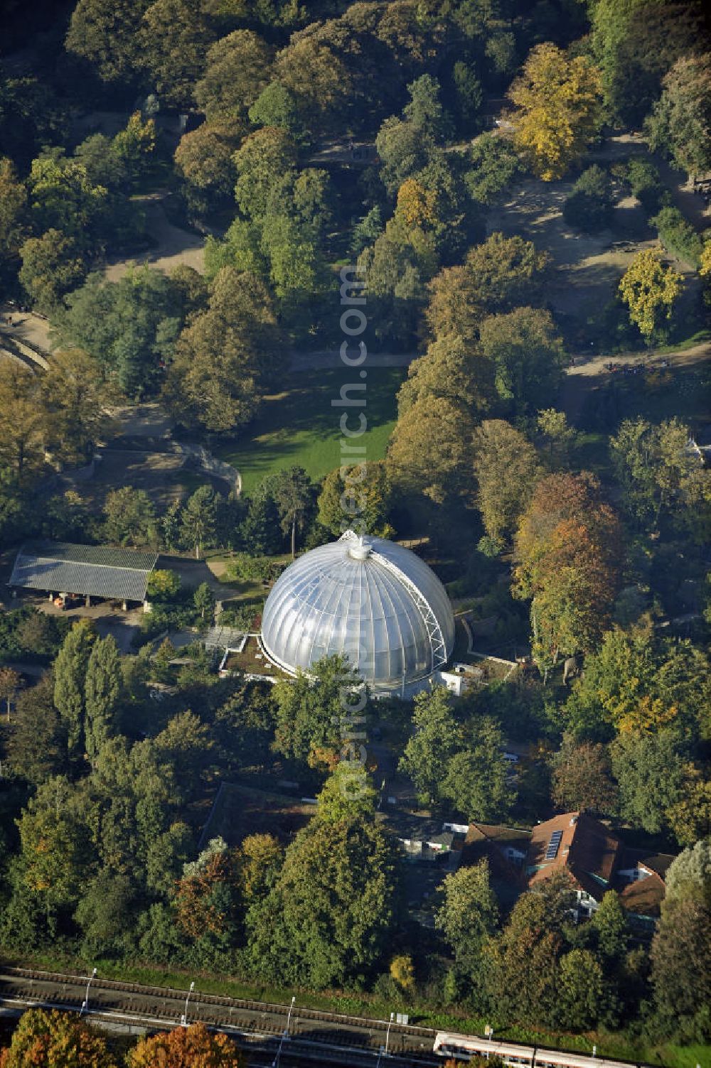 Aerial image Hamburg - Der Tierpark Hagenbeck mit dem Orang-Utan-Haus. Die transparente Kuppel ist 16 m hoch und ist aufschiebbar. The animal park Hagenbeck with the orang-utan house.