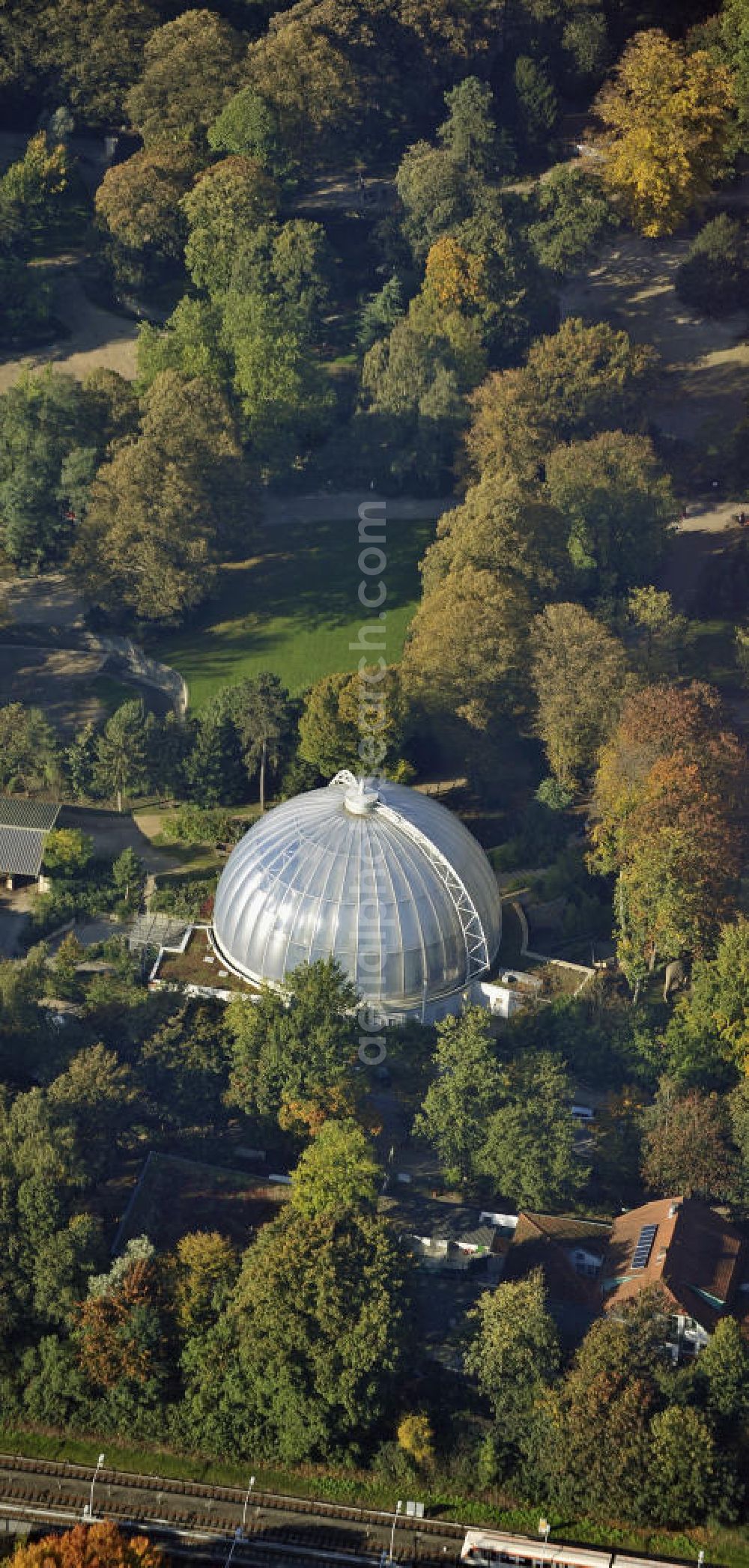 Aerial photograph Hamburg - Der Tierpark Hagenbeck mit dem Orang-Utan-Haus. Die transparente Kuppel ist 16 m hoch und ist aufschiebbar. The animal park Hagenbeck with the orang-utan house.