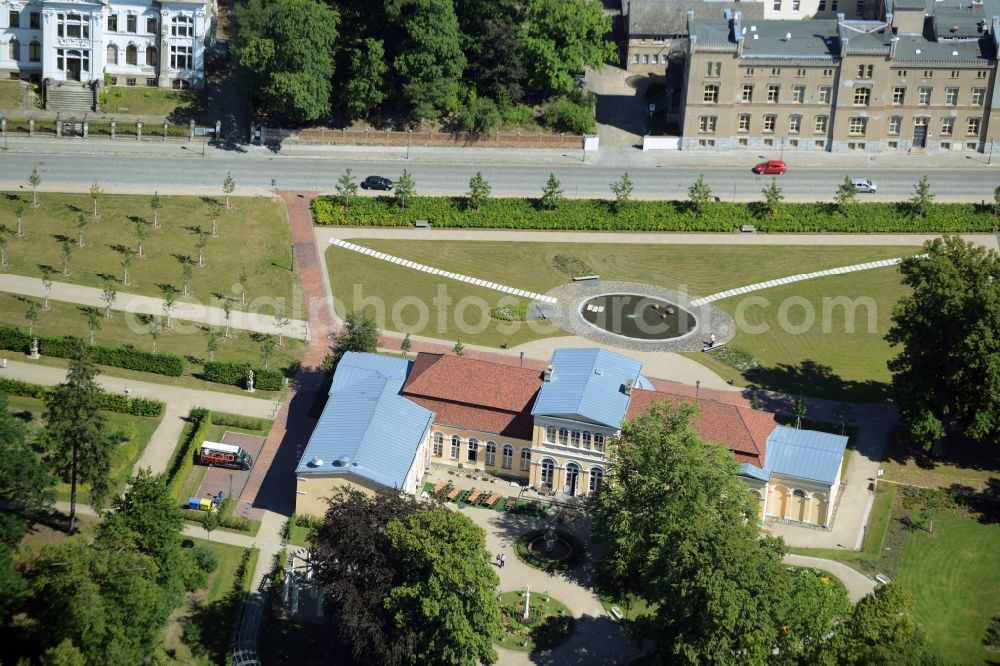 Aerial photograph Neustrelitz - Orangerie in the Northeastern part of the castle park in Neustrelitz in the state of Mecklenburg - Western Pomerania. The historic building includes a restaurant and is located on the edge of the park