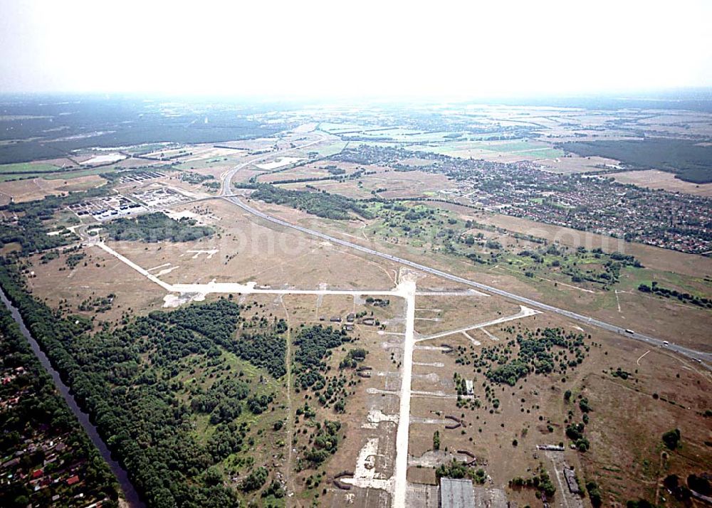 Aerial photograph Oranienburg / Brandenburg - Oranienburg / Brandenburg ehemaliges Flugplatzgelände umgebaut zum Gewerbepark neben der A10