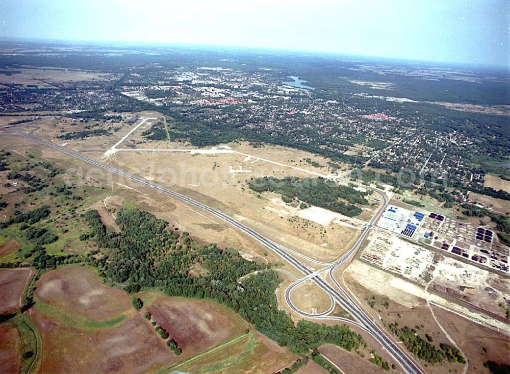 Aerial image Oranienburg / Brandenburg - Oranienburg / Brandenburg ehemaliges Flugplatzgelände umgebaut zum Gewerbepark neben der A10