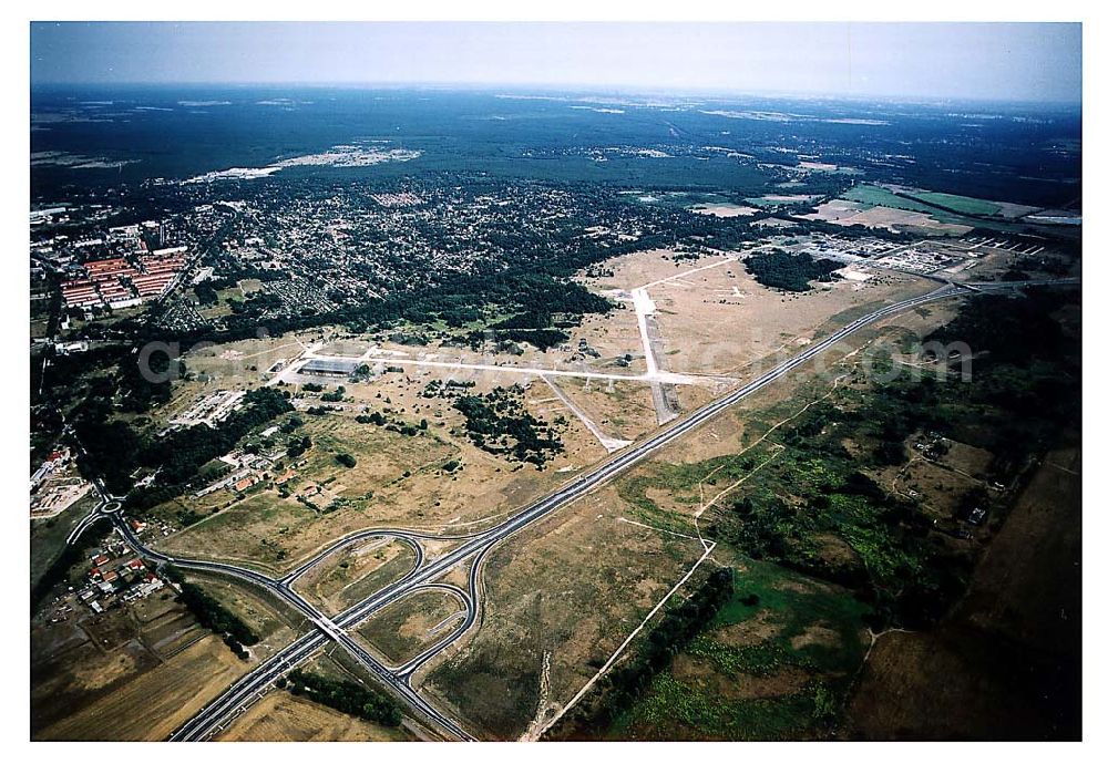 Aerial image Oranienburg / Brandenburg - Oranienburg / Brandenburg ehemaliges Flugplatzgelände umgebaut zum Gewerbepark neben der A10