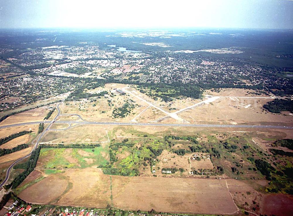 Aerial photograph Oranienburg / Brandenburg - Oranienburg / Brandenburg ehemaliges Flugplatzgelände umgebaut zum Gewerbepark neben der A10