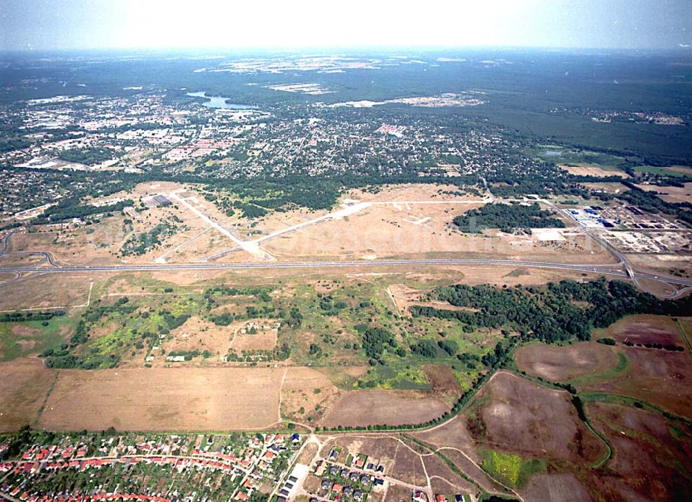 Oranienburg / Brandenburg from above - Oranienburg / Brandenburg ehemaliges Flugplatzgelände umgebaut zum Gewerbepark neben der A10