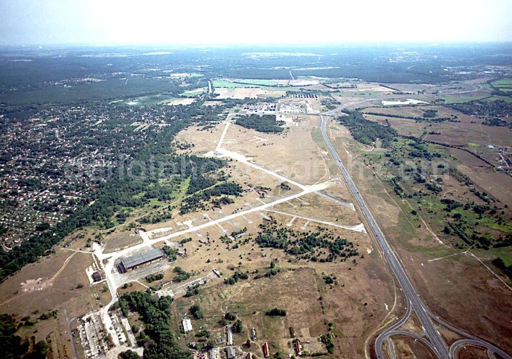 Aerial image Oranienburg / Brandenburg - Oranienburg / Brandenburg ehemaliges Flugplatzgelände umgebaut zum Gewerbepark neben der A10