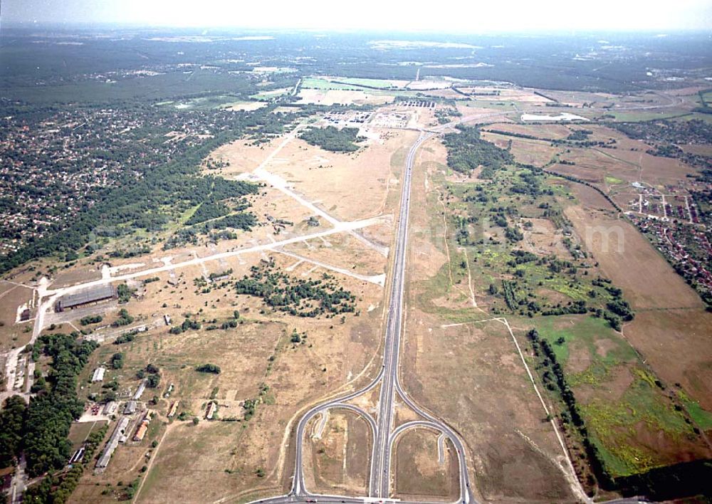 Aerial photograph Oranienburg / Brandenburg - Oranienburg / Brandenburg ehemaliges Flugplatzgelände umgebaut zum Gewerbepark neben der A10