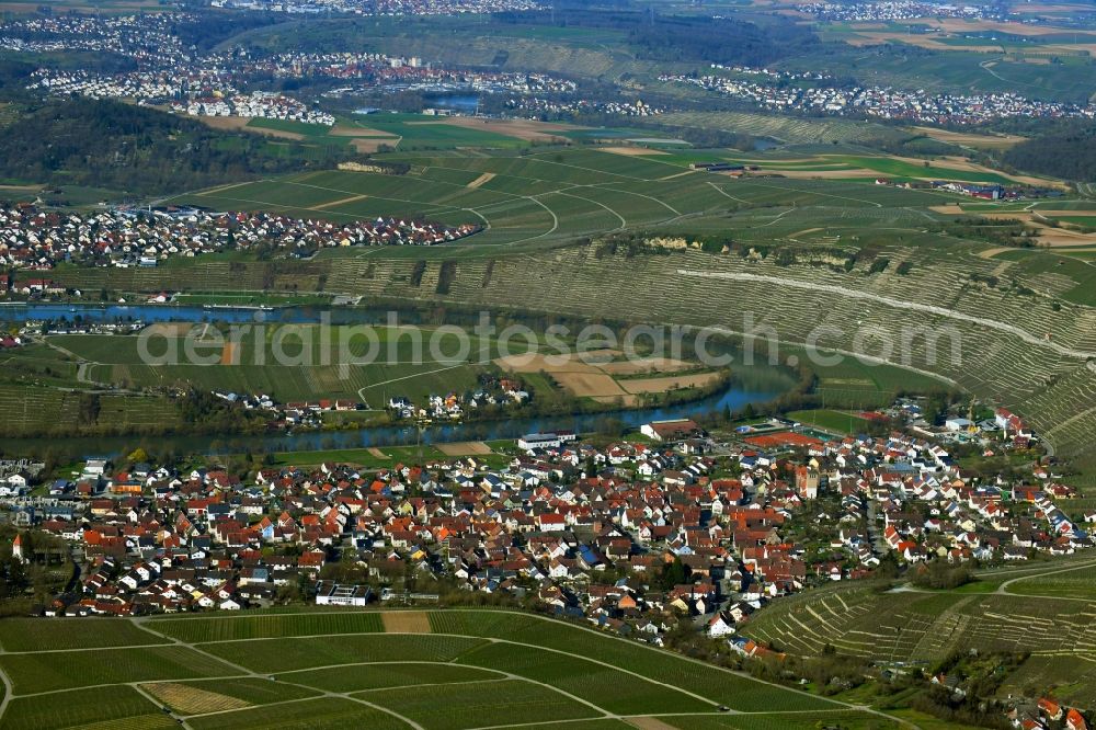 Aerial photograph Mundelsheim - View of the town of Mundelsheim on a river loop of the Neckar between vineyards and fruit growing slopes in the state Baden-Wurttemberg, Germany