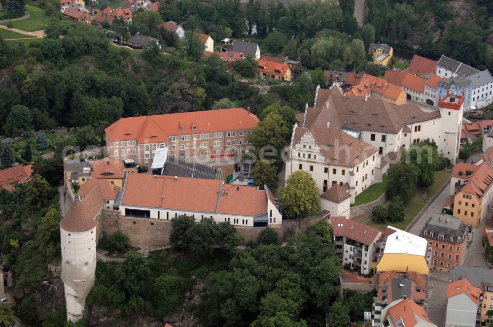 Bautzen from above - Blick auf die Ortenburg mit dem Burgwasserturm am äußersten Westrand des Felsplateaus, auf dem die Ortenburg erbaut ist. Der Turm wurde zur Wasserversorgung der Burg erbaut. Der untere Teil des Burgwasserturmes stammt vermutlich bereits aus dem frühen 14., der obere Teil aus dem 15. Jahrhundert. Er ist der älteste Teil der Burganlage. 1535 wurde die Spree umgebettet, wodurch der Burgwasserturm seine ursprüngliche Bedeutung verlor. Infolge nutzte man den Turm als Verteidigungsturm. Zwischen dem Turm und dem Burghof befindet sich ein Verbindungsgebäude, das seit 1740 als Fronfeste diente. Im Zweiten Weltkrieg wurden 1945 der Innenraum und das Dach des Burgwasserturms zerstört. Im Jahr 2000 wurde das zerstörte Dach rekonstruiert. Mit im Bild sind die Proben für das Bautzener Sommertheater im Burghof.