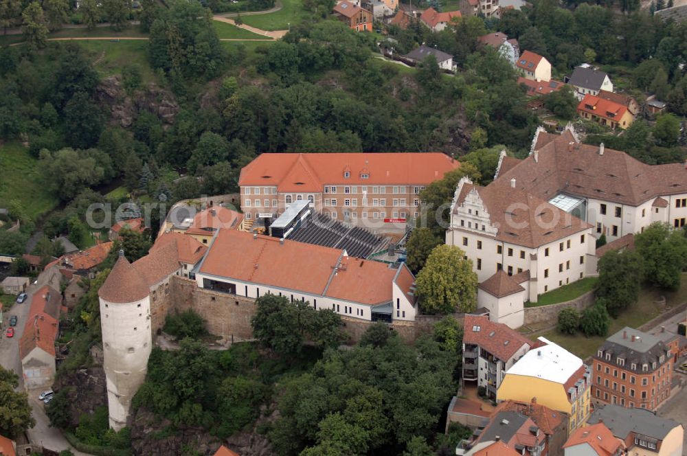 Bautzen from the bird's eye view: Blick auf die Ortenburg mit dem Burgwasserturm am äußersten Westrand des Felsplateaus, auf dem die Ortenburg erbaut ist. Der Turm wurde zur Wasserversorgung der Burg erbaut. Der untere Teil des Burgwasserturmes stammt vermutlich bereits aus dem frühen 14., der obere Teil aus dem 15. Jahrhundert. Er ist der älteste Teil der Burganlage. 1535 wurde die Spree umgebettet, wodurch der Burgwasserturm seine ursprüngliche Bedeutung verlor. Infolge nutzte man den Turm als Verteidigungsturm. Zwischen dem Turm und dem Burghof befindet sich ein Verbindungsgebäude, das seit 1740 als Fronfeste diente. Im Zweiten Weltkrieg wurden 1945 der Innenraum und das Dach des Burgwasserturms zerstört. Im Jahr 2000 wurde das zerstörte Dach rekonstruiert. Mit im Bild sind die Proben für das Bautzener Sommertheater im Burghof.