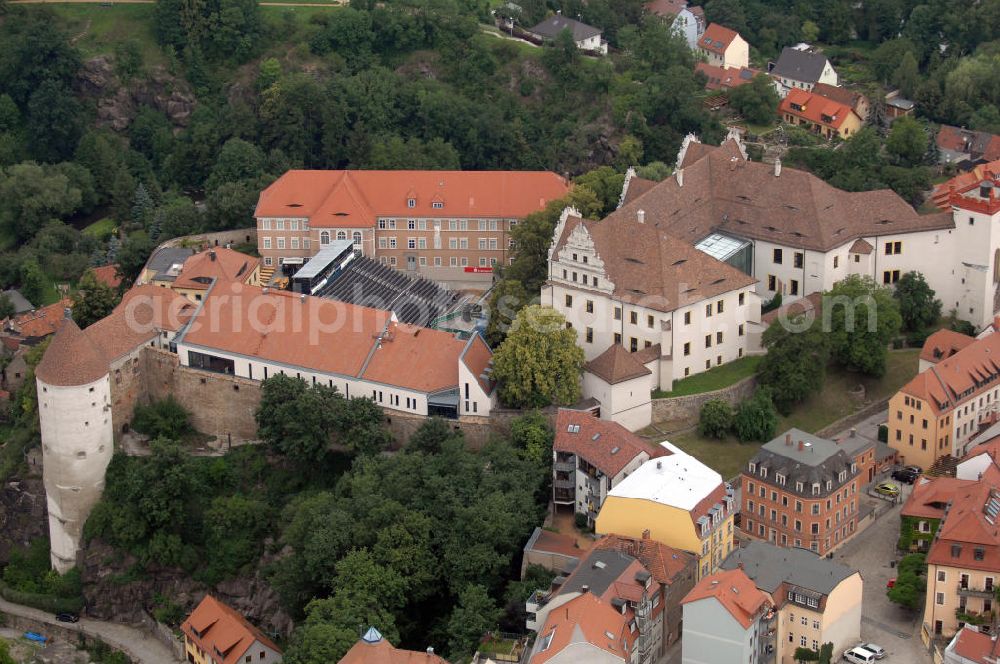 Aerial image Bautzen - Blick auf die Ortenburg mit dem Burgwasserturm am äußersten Westrand des Felsplateaus, auf dem die Ortenburg erbaut ist. Der Turm wurde zur Wasserversorgung der Burg erbaut. Der untere Teil des Burgwasserturmes stammt vermutlich bereits aus dem frühen 14., der obere Teil aus dem 15. Jahrhundert. Er ist der älteste Teil der Burganlage. 1535 wurde die Spree umgebettet, wodurch der Burgwasserturm seine ursprüngliche Bedeutung verlor. Infolge nutzte man den Turm als Verteidigungsturm. Zwischen dem Turm und dem Burghof befindet sich ein Verbindungsgebäude, das seit 1740 als Fronfeste diente. Im Zweiten Weltkrieg wurden 1945 der Innenraum und das Dach des Burgwasserturms zerstört. Im Jahr 2000 wurde das zerstörte Dach rekonstruiert. Mit im Bild sind die Proben für das Bautzener Sommertheater im Burghof.