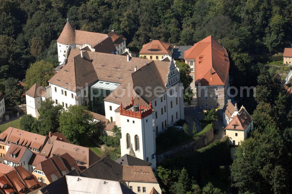 Aerial photograph Bautzen - Blick auf die Ortenburg. Die Ortenburg liegt in der Bautzener Altstadt auf einem Felsplateau über der Spree. Sie war Jahrhunderte lang die Stammesburg der Milzener und die Hauptveste der Oberlausitz und befand sich im Besitz der jeweiligen Landesherren. Markantestes Gebäude des Burgkomplexes ist der spätgotische Matthiasturm (im Vordergrund). Die Ortenburg beherbergt heute das Sächsische Oberverwaltungsgericht (OVG). Der Innenhof wird für kulturelle Veranstaltungen genutzt. Die Burg wurde zwischen 1999 und 2002 saniert. Verantwortlich war der Staatsbetrieb Sächsisches Immobilien- und Baumanagement. Kontakt Sächsisches Immobilien- und Baumanagement (SIB): Wilhelm-Buck-Str. 4, 01097 Dresden, Tel. +49(0)351 5649601, Fax +49(0)351 5649609, Email: poststelle@sib.smf.sachsen.de; Kontakt Ortenburg: Ortenburg 3-5, 02625 Bautzen, Tel. +49(0)3591 42403, Fax +49(0)3591 42425