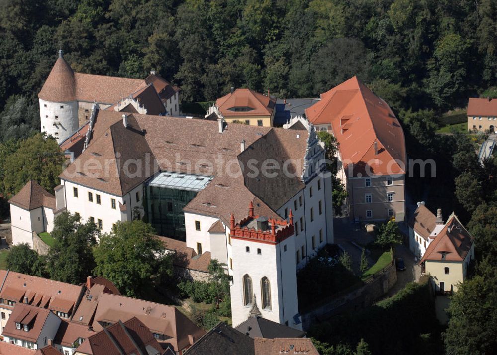 Bautzen from above - Blick auf die Ortenburg. Die Ortenburg liegt in der Bautzener Altstadt auf einem Felsplateau über der Spree. Sie war Jahrhunderte lang die Stammesburg der Milzener und die Hauptveste der Oberlausitz und befand sich im Besitz der jeweiligen Landesherren. Markantestes Gebäude des Burgkomplexes ist der spätgotische Matthiasturm (im Vordergrund). Die Ortenburg beherbergt heute das Sächsische Oberverwaltungsgericht (OVG). Der Innenhof wird für kulturelle Veranstaltungen genutzt. Die Burg wurde zwischen 1999 und 2002 saniert. Verantwortlich war der Staatsbetrieb Sächsisches Immobilien- und Baumanagement. Kontakt Sächsisches Immobilien- und Baumanagement (SIB): Wilhelm-Buck-Str. 4, 01097 Dresden, Tel. +49(0)351 5649601, Fax +49(0)351 5649609, Email: poststelle@sib.smf.sachsen.de; Kontakt Ortenburg: Ortenburg 3-5, 02625 Bautzen, Tel. +49(0)3591 42403, Fax +49(0)3591 42425