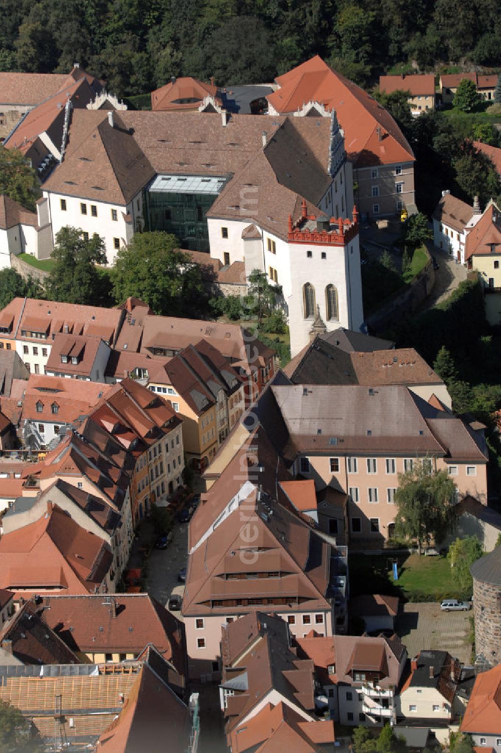 Bautzen from the bird's eye view: Blick auf die Ortenburg. Die Ortenburg liegt in der Bautzener Altstadt auf einem Felsplateau über der Spree. Sie war Jahrhunderte lang die Stammesburg der Milzener und die Hauptveste der Oberlausitz und befand sich im Besitz der jeweiligen Landesherren. Markantestes Gebäude des Burgkomplexes ist der spätgotische Matthiasturm (im Vordergrund). Die Ortenburg beherbergt heute das Sächsische Oberverwaltungsgericht (OVG). Der Innenhof wird für kulturelle Veranstaltungen genutzt. Die Burg wurde zwischen 1999 und 2002 saniert. Verantwortlich war der Staatsbetrieb Sächsisches Immobilien- und Baumanagement. Kontakt Sächsisches Immobilien- und Baumanagement (SIB): Wilhelm-Buck-Str. 4, 01097 Dresden, Tel. +49(0)351 5649601, Fax +49(0)351 5649609, Email: poststelle@sib.smf.sachsen.de; Kontakt Ortenburg: Ortenburg 3-5, 02625 Bautzen, Tel. +49(0)3591 42403, Fax +49(0)3591 42425