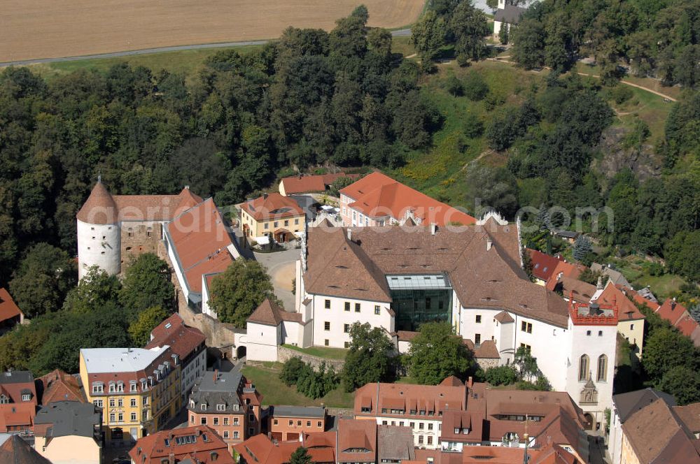 Aerial image Bautzen - Blick auf die Ortenburg. Die Ortenburg liegt in der Bautzener Altstadt auf einem Felsplateau über der Spree. Sie war Jahrhunderte lang die Stammesburg der Milzener und die Hauptveste der Oberlausitz und befand sich im Besitz der jeweiligen Landesherren. Markantestes Gebäude des Burgkomplexes ist der spätgotische Matthiasturm (im Vordergrund). Die Ortenburg beherbergt heute das Sächsische Oberverwaltungsgericht (OVG). Der Innenhof wird für kulturelle Veranstaltungen genutzt. Die Burg wurde zwischen 1999 und 2002 saniert. Verantwortlich war der Staatsbetrieb Sächsisches Immobilien- und Baumanagement. Kontakt Sächsisches Immobilien- und Baumanagement (SIB): Wilhelm-Buck-Str. 4, 01097 Dresden, Tel. +49(0)351 5649601, Fax +49(0)351 5649609, Email: poststelle@sib.smf.sachsen.de; Kontakt Ortenburg: Ortenburg 3-5, 02625 Bautzen, Tel. +49(0)3591 42403, Fax +49(0)3591 42425