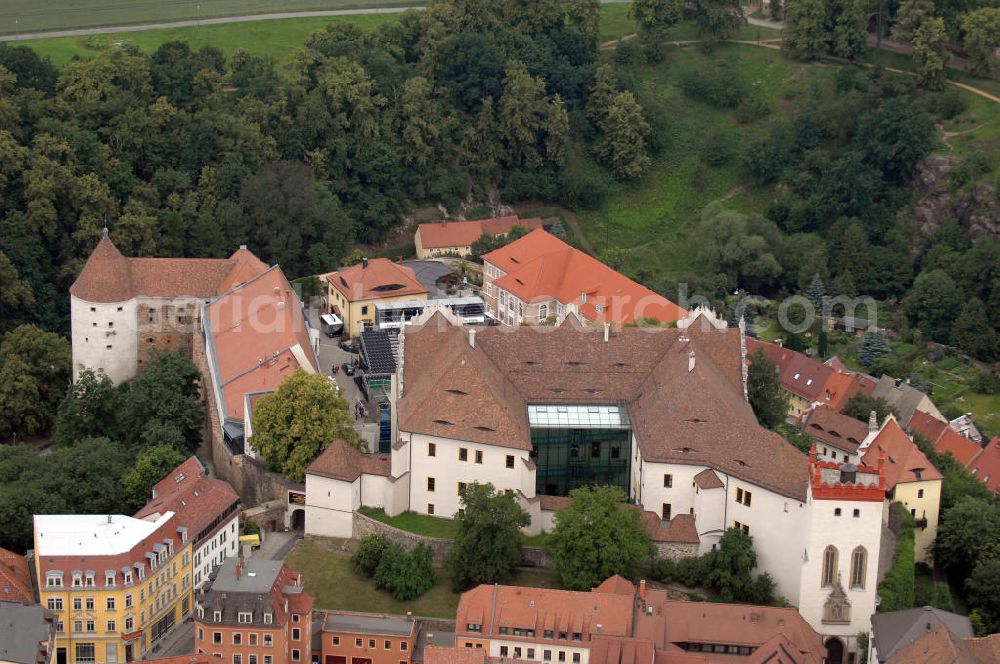 Bautzen from above - Blick auf die Rückseite der Ortenburg. Die Ortenburg liegt in der Bautzener Altstadt auf einem Felsplateau über der Spree. Sie war Jahrhunderte lang die Stammesburg der Milzener und die Hauptveste der Oberlausitz und befand sich im Besitz der jeweiligen Landesherren. Markantestes Gebäude des Burgkomplexes ist der spätgotische Matthiasturm (im Vordergrund). Die Ortenburg beherbergt heute das Sächsische Oberverwaltungsgericht (OVG). Die Burg wurde zwischen 1999 und 2002 saniert. Verantwortlich war der Staatsbetrieb Sächsisches Immobilien- und Baumanagement. Kontakt Sächsisches Immobilien- und Baumanagement (SIB): Wilhelm-Buck-Str. 4, 01097 Dresden, Tel. +49(0)351 5649601, Fax +49(0)351 5649609, Email: poststelle@sib.smf.sachsen.de; Kontakt Ortenburg: Ortenburg 3-5, 02625 Bautzen, Tel. +49(0)3591 42403, Fax +49(0)3591 42425