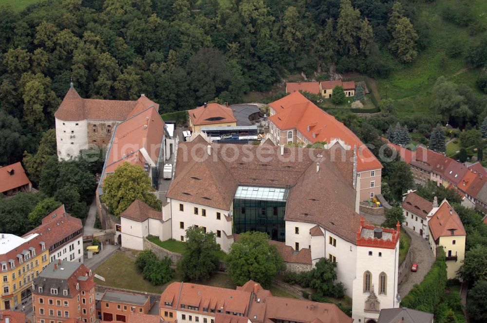 Bautzen from the bird's eye view: Blick auf die Rückseite der Ortenburg. Die Ortenburg liegt in der Bautzener Altstadt auf einem Felsplateau über der Spree. Sie war Jahrhunderte lang die Stammesburg der Milzener und die Hauptveste der Oberlausitz und befand sich im Besitz der jeweiligen Landesherren. Markantestes Gebäude des Burgkomplexes ist der spätgotische Matthiasturm (im Vordergrund). Die Ortenburg beherbergt heute das Sächsische Oberverwaltungsgericht (OVG). Die Burg wurde zwischen 1999 und 2002 saniert. Verantwortlich war der Staatsbetrieb Sächsisches Immobilien- und Baumanagement. Kontakt Sächsisches Immobilien- und Baumanagement (SIB): Wilhelm-Buck-Str. 4, 01097 Dresden, Tel. +49(0)351 5649601, Fax +49(0)351 5649609, Email: poststelle@sib.smf.sachsen.de; Kontakt Ortenburg: Ortenburg 3-5, 02625 Bautzen, Tel. +49(0)3591 42403, Fax +49(0)3591 42425