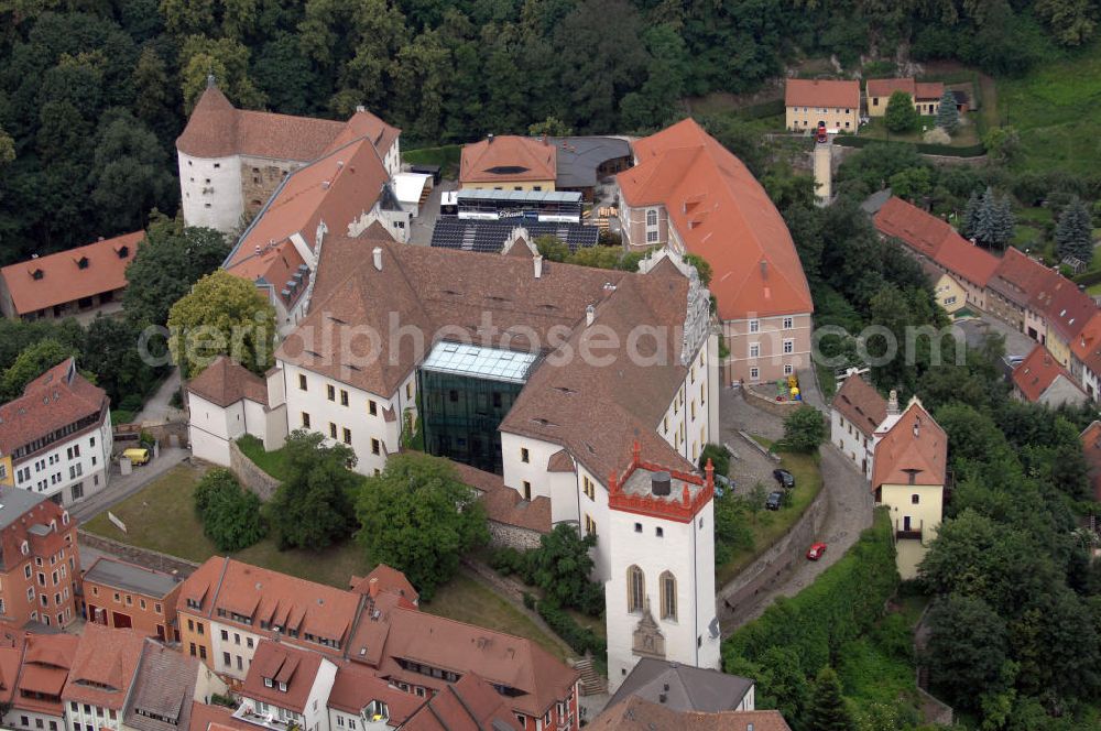 Aerial image Bautzen - Blick auf die Rückseite der Ortenburg. Die Ortenburg liegt in der Bautzener Altstadt auf einem Felsplateau über der Spree. Sie war Jahrhunderte lang die Stammesburg der Milzener und die Hauptveste der Oberlausitz und befand sich im Besitz der jeweiligen Landesherren. Markantestes Gebäude des Burgkomplexes ist der spätgotische Matthiasturm (im Vordergrund). Die Ortenburg beherbergt heute das Sächsische Oberverwaltungsgericht (OVG). Die Burg wurde zwischen 1999 und 2002 saniert. Verantwortlich war der Staatsbetrieb Sächsisches Immobilien- und Baumanagement. Kontakt Sächsisches Immobilien- und Baumanagement (SIB): Wilhelm-Buck-Str. 4, 01097 Dresden, Tel. +49(0)351 5649601, Fax +49(0)351 5649609, Email: poststelle@sib.smf.sachsen.de; Kontakt Ortenburg: Ortenburg 3-5, 02625 Bautzen, Tel. +49(0)3591 42403, Fax +49(0)3591 42425