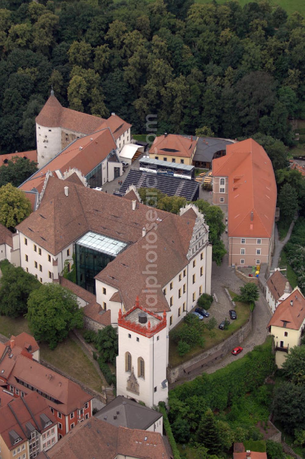 Bautzen from above - Blick auf die Rückseite der Ortenburg. Die Ortenburg liegt in der Bautzener Altstadt auf einem Felsplateau über der Spree. Sie war Jahrhunderte lang die Stammesburg der Milzener und die Hauptveste der Oberlausitz und befand sich im Besitz der jeweiligen Landesherren. Markantestes Gebäude des Burgkomplexes ist der spätgotische Matthiasturm (im Vordergrund). Die Ortenburg beherbergt heute das Sächsische Oberverwaltungsgericht (OVG). Die Burg wurde zwischen 1999 und 2002 saniert. Verantwortlich war der Staatsbetrieb Sächsisches Immobilien- und Baumanagement. Kontakt Sächsisches Immobilien- und Baumanagement (SIB): Wilhelm-Buck-Str. 4, 01097 Dresden, Tel. +49(0)351 5649601, Fax +49(0)351 5649609, Email: poststelle@sib.smf.sachsen.de; Kontakt Ortenburg: Ortenburg 3-5, 02625 Bautzen, Tel. +49(0)3591 42403, Fax +49(0)3591 42425