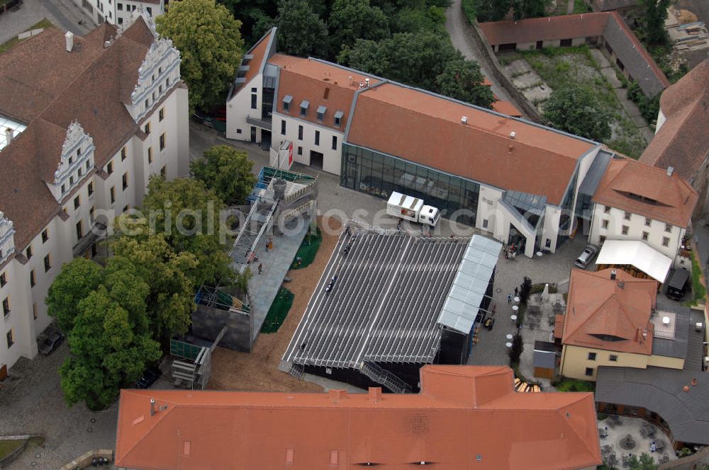 Bautzen from the bird's eye view: Blick auf die Rückseite der Ortenburg. Die Ortenburg liegt in der Bautzener Altstadt auf einem Felsplateau über der Spree. Sie war Jahrhunderte lang die Stammesburg der Milzener und die Hauptveste der Oberlausitz und befand sich im Besitz der jeweiligen Landesherren. Markantestes Gebäude des Burgkomplexes ist der spätgotische Matthiasturm (im Vordergrund). Die Ortenburg beherbergt heute das Sächsische Oberverwaltungsgericht (OVG). Die Burg wurde zwischen 1999 und 2002 saniert. Verantwortlich war der Staatsbetrieb Sächsisches Immobilien- und Baumanagement. Kontakt Sächsisches Immobilien- und Baumanagement (SIB): Wilhelm-Buck-Str. 4, 01097 Dresden, Tel. +49(0)351 5649601, Fax +49(0)351 5649609, Email: poststelle@sib.smf.sachsen.de; Kontakt Ortenburg: Ortenburg 3-5, 02625 Bautzen, Tel. +49(0)3591 42403, Fax +49(0)3591 42425