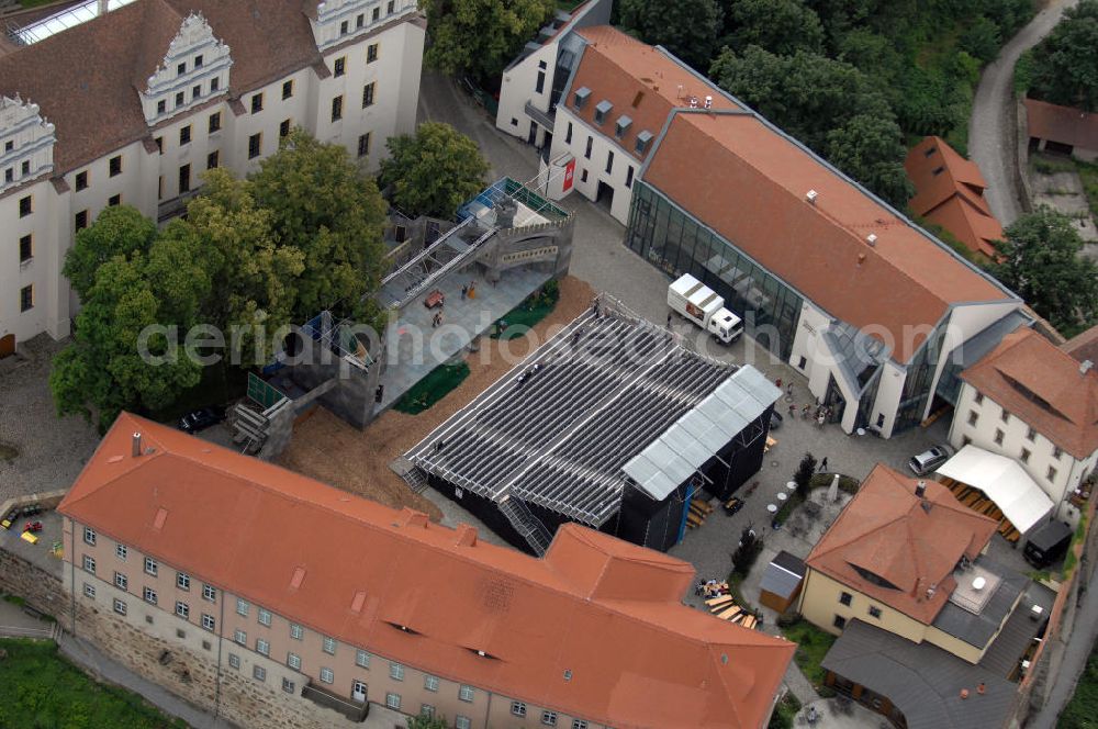 Aerial image Bautzen - Blick auf die Rückseite der Ortenburg. Die Ortenburg liegt in der Bautzener Altstadt auf einem Felsplateau über der Spree. Sie war Jahrhunderte lang die Stammesburg der Milzener und die Hauptveste der Oberlausitz und befand sich im Besitz der jeweiligen Landesherren. Markantestes Gebäude des Burgkomplexes ist der spätgotische Matthiasturm (im Vordergrund). Die Ortenburg beherbergt heute das Sächsische Oberverwaltungsgericht (OVG). Die Burg wurde zwischen 1999 und 2002 saniert. Verantwortlich war der Staatsbetrieb Sächsisches Immobilien- und Baumanagement. Kontakt Sächsisches Immobilien- und Baumanagement (SIB): Wilhelm-Buck-Str. 4, 01097 Dresden, Tel. +49(0)351 5649601, Fax +49(0)351 5649609, Email: poststelle@sib.smf.sachsen.de; Kontakt Ortenburg: Ortenburg 3-5, 02625 Bautzen, Tel. +49(0)3591 42403, Fax +49(0)3591 42425