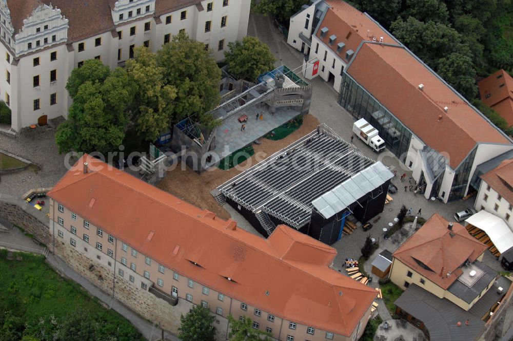 Aerial photograph Bautzen - Blick auf die Rückseite der Ortenburg. Die Ortenburg liegt in der Bautzener Altstadt auf einem Felsplateau über der Spree. Sie war Jahrhunderte lang die Stammesburg der Milzener und die Hauptveste der Oberlausitz und befand sich im Besitz der jeweiligen Landesherren. Markantestes Gebäude des Burgkomplexes ist der spätgotische Matthiasturm (im Vordergrund). Die Ortenburg beherbergt heute das Sächsische Oberverwaltungsgericht (OVG). Die Burg wurde zwischen 1999 und 2002 saniert. Verantwortlich war der Staatsbetrieb Sächsisches Immobilien- und Baumanagement. Kontakt Sächsisches Immobilien- und Baumanagement (SIB): Wilhelm-Buck-Str. 4, 01097 Dresden, Tel. +49(0)351 5649601, Fax +49(0)351 5649609, Email: poststelle@sib.smf.sachsen.de; Kontakt Ortenburg: Ortenburg 3-5, 02625 Bautzen, Tel. +49(0)3591 42403, Fax +49(0)3591 42425