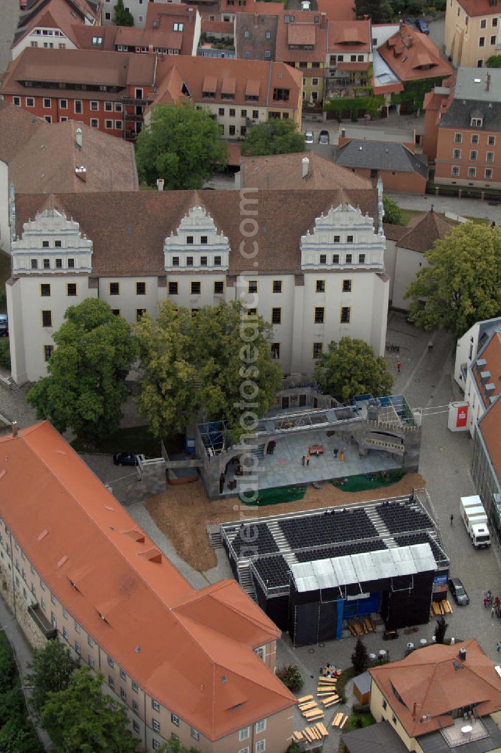 Bautzen from above - Blick auf die Rückseite der Ortenburg. Die Ortenburg liegt in der Bautzener Altstadt auf einem Felsplateau über der Spree. Sie war Jahrhunderte lang die Stammesburg der Milzener und die Hauptveste der Oberlausitz und befand sich im Besitz der jeweiligen Landesherren. Markantestes Gebäude des Burgkomplexes ist der spätgotische Matthiasturm (im Vordergrund). Die Ortenburg beherbergt heute das Sächsische Oberverwaltungsgericht (OVG). Die Burg wurde zwischen 1999 und 2002 saniert. Verantwortlich war der Staatsbetrieb Sächsisches Immobilien- und Baumanagement. Kontakt Sächsisches Immobilien- und Baumanagement (SIB): Wilhelm-Buck-Str. 4, 01097 Dresden, Tel. +49(0)351 5649601, Fax +49(0)351 5649609, Email: poststelle@sib.smf.sachsen.de; Kontakt Ortenburg: Ortenburg 3-5, 02625 Bautzen, Tel. +49(0)3591 42403, Fax +49(0)3591 42425