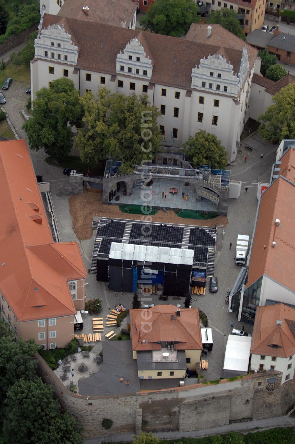 Bautzen from the bird's eye view: Blick auf die Rückseite der Ortenburg. Die Ortenburg liegt in der Bautzener Altstadt auf einem Felsplateau über der Spree. Sie war Jahrhunderte lang die Stammesburg der Milzener und die Hauptveste der Oberlausitz und befand sich im Besitz der jeweiligen Landesherren. Markantestes Gebäude des Burgkomplexes ist der spätgotische Matthiasturm (im Vordergrund). Die Ortenburg beherbergt heute das Sächsische Oberverwaltungsgericht (OVG). Die Burg wurde zwischen 1999 und 2002 saniert. Verantwortlich war der Staatsbetrieb Sächsisches Immobilien- und Baumanagement. Kontakt Sächsisches Immobilien- und Baumanagement (SIB): Wilhelm-Buck-Str. 4, 01097 Dresden, Tel. +49(0)351 5649601, Fax +49(0)351 5649609, Email: poststelle@sib.smf.sachsen.de; Kontakt Ortenburg: Ortenburg 3-5, 02625 Bautzen, Tel. +49(0)3591 42403, Fax +49(0)3591 42425