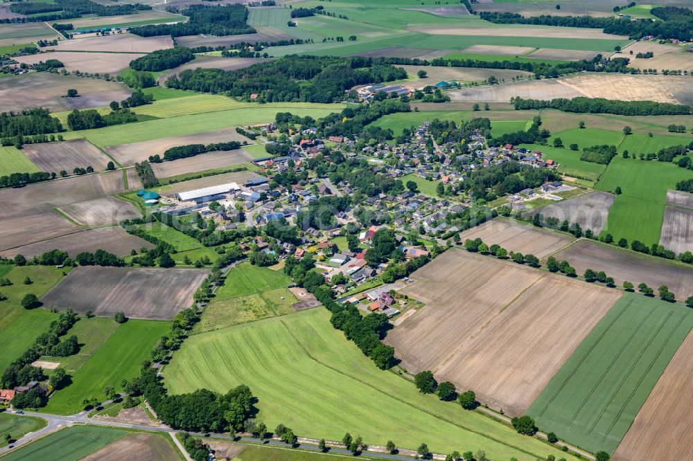 Aerial photograph Ahlerstedt - Town View of the streets and houses of the residential areas in Ahlerstedt Kakerbeck in the state Lower Saxony, Germany