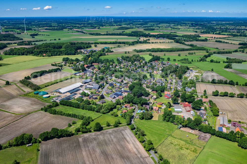 Aerial photograph Ahlerstedt - Town View of the streets and houses of the residential areas in Ahlerstedt Kakerbeck in the state Lower Saxony, Germany