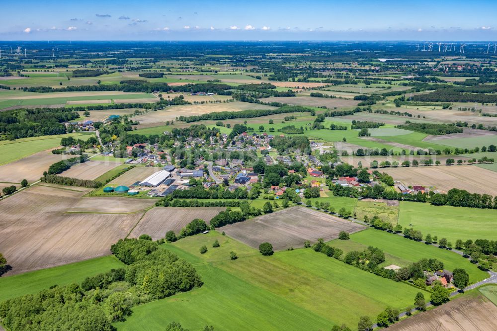 Ahlerstedt from the bird's eye view: Town View of the streets and houses of the residential areas in Ahlerstedt Kakerbeck in the state Lower Saxony, Germany