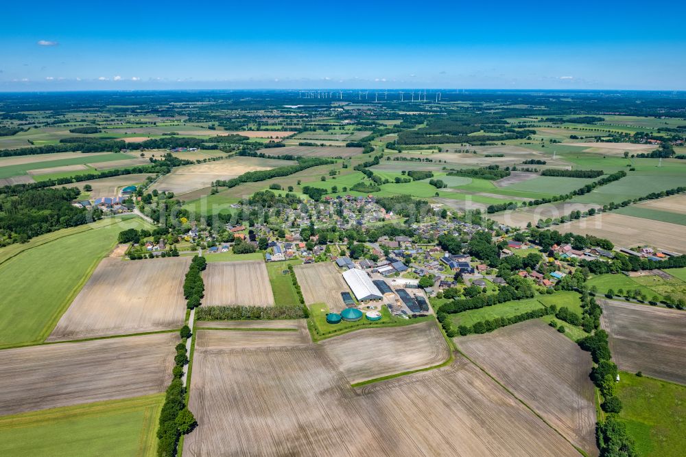 Aerial photograph Ahlerstedt - Town View of the streets and houses of the residential areas in Ahlerstedt Kakerbeck in the state Lower Saxony, Germany