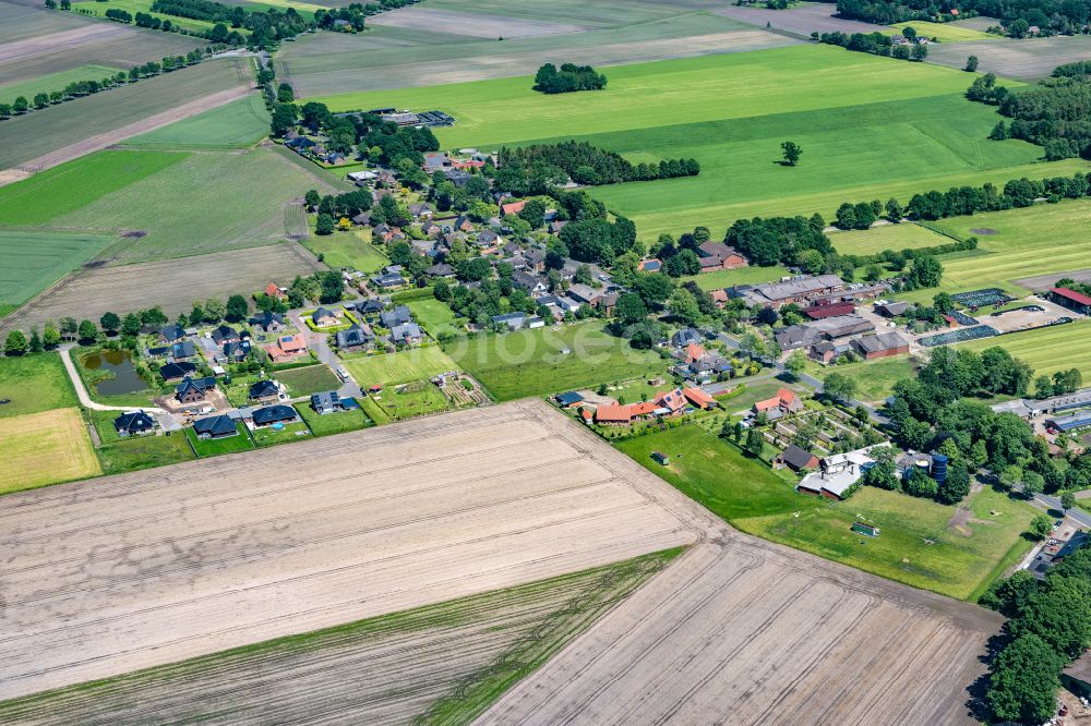 Ahlerstedt from the bird's eye view: Town View of the streets and houses of the residential areas in Ahrensmoor West in the state Lower Saxony, Germany