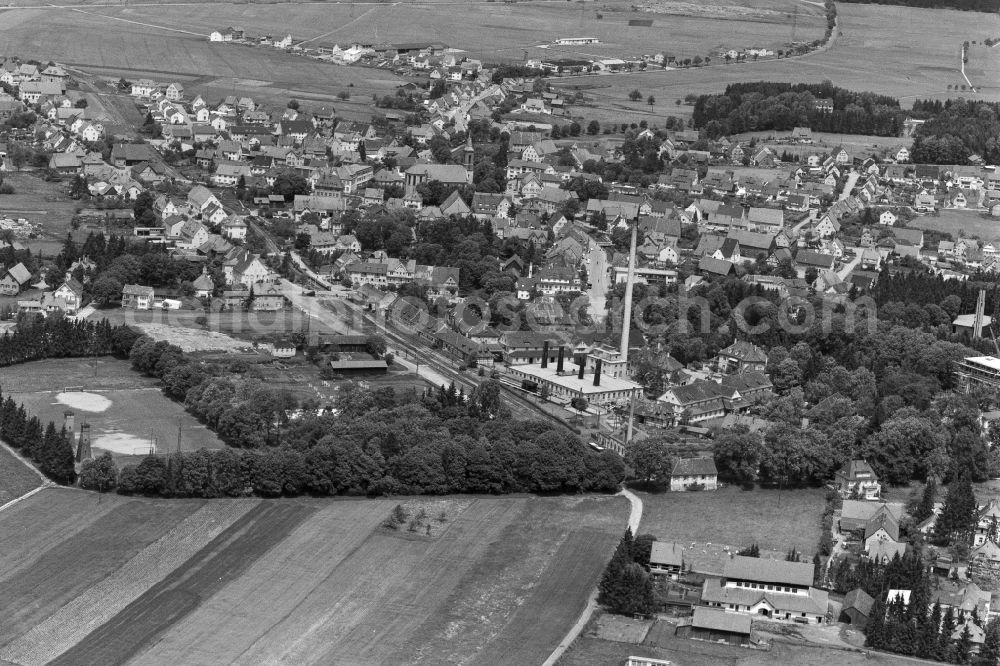 Aerial photograph Bad Dürrheim - Spa town streets and houses and residential areas with the old railway line and train station in Bad Duerrheim in the state Baden-Wuerttemberg, Germany