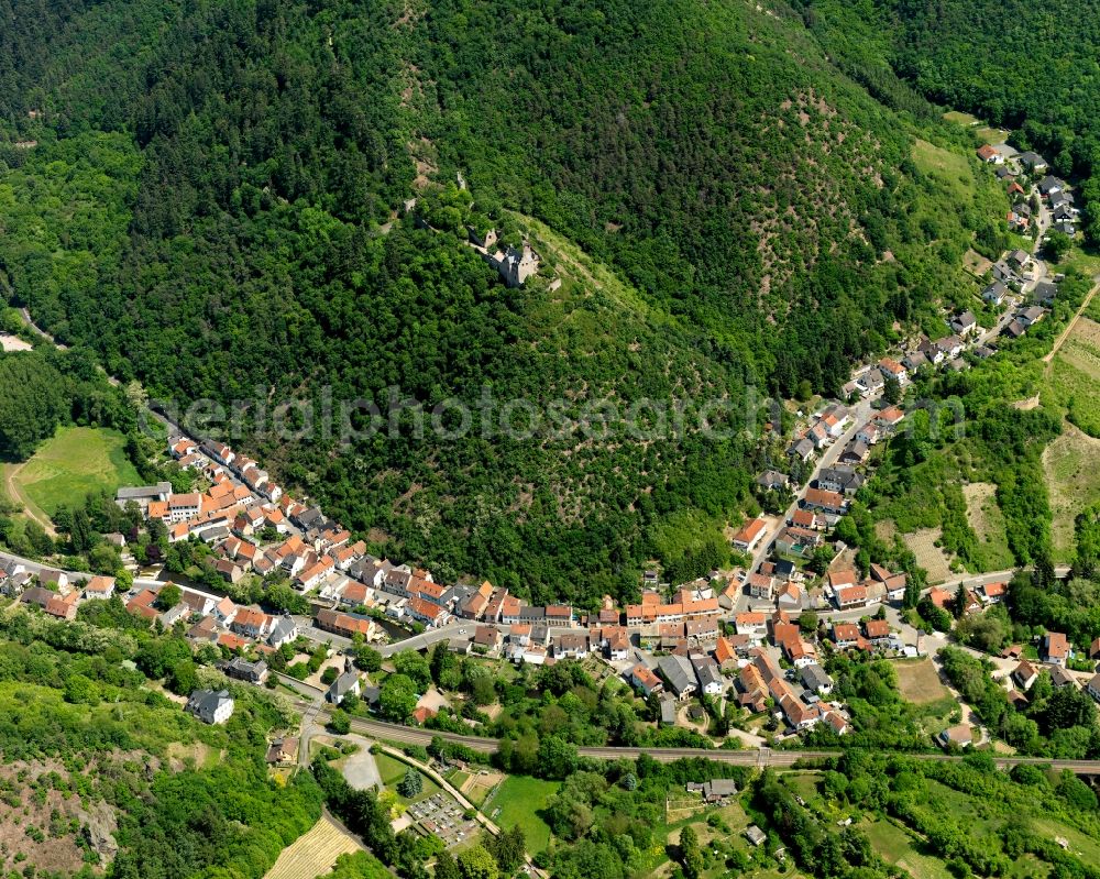 Aerial photograph Altenbamberg - View of the borough of Altenbamberg in the state of Rhineland-Palatinate. The municipiality is located in the Alsenz Valley on the riverbank of the river Alsenz. It includes several hamlets and settlements. Bad Muenster is visible in the background