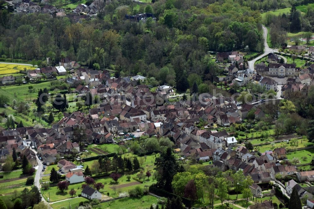 Aerial photograph Arcy-sur-Cure - Town View of the streets and houses of the residential areas in Arcy-sur-Cure in Bourgogne Franche-Comte, France